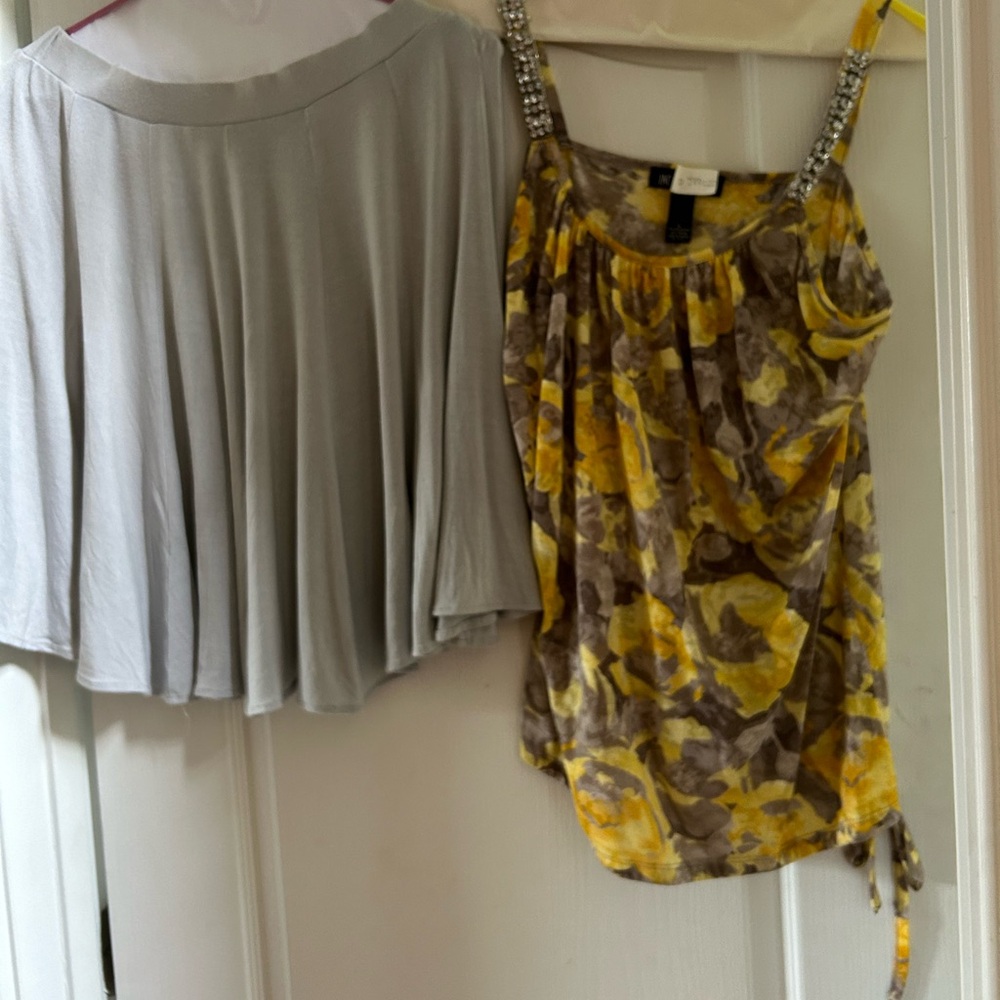 Beautiful grey skit with yellow and grey top.
